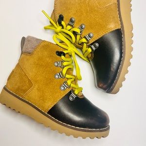 UGG K HILMAR SZ 11 (Unisex)